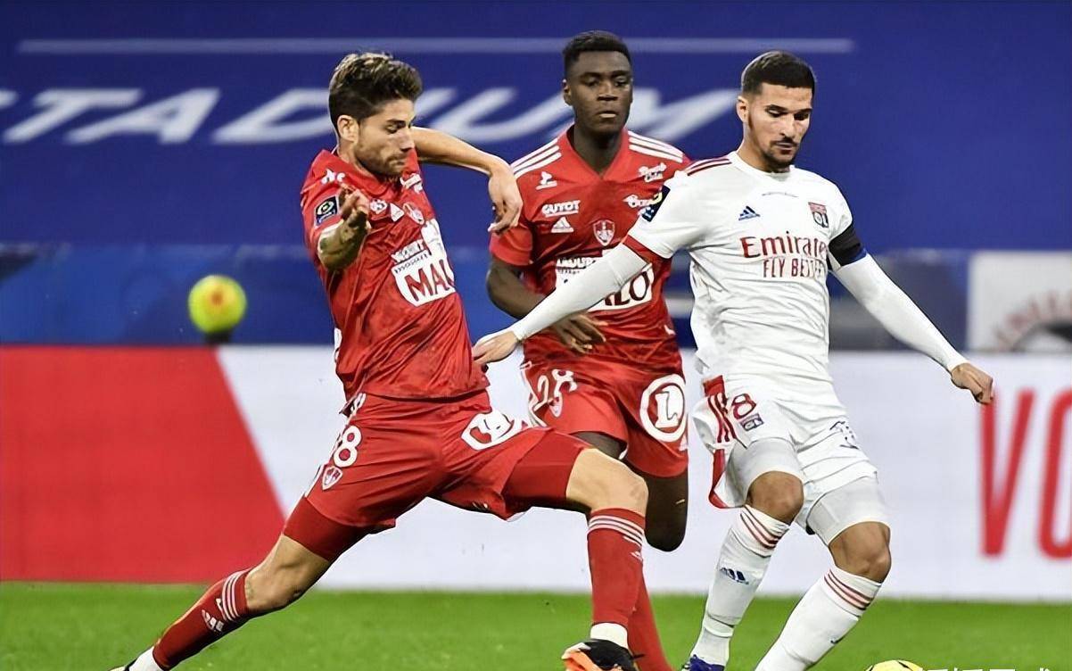 爱游戏官网-托特纳姆训练开放日，转会期临场应变引欢呼，法甲在即，资深球员宣示担当-爱游戏官网